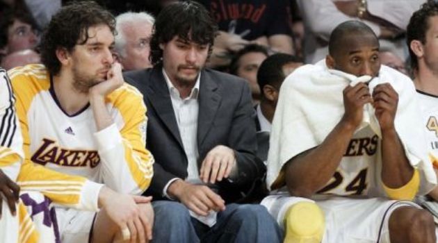 Los Angeles Lakers' Pau Gasol (L), Adam Morrison (C) and Kobe Bryant watch from the bench during Game 2 of the 2010 NBA Finals basketball series against the Boston Celtics in Los Angeles, California, June 6, 2010.  REUTERS/Lucy Nicholson (UNITED STATES - Tags: SPORT BASKETBALL)