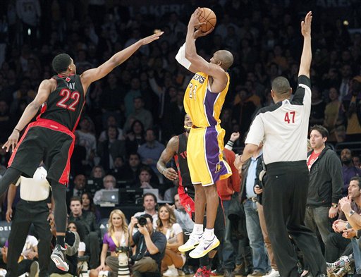 「Kobe vs Raptors 2013」的圖片搜尋結果
